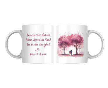 Zwei Ansichten einer weißen Tasse: links der romantische Spruch ‚Gemeinsam durchs Leben, Hand in Hand, bis in die Ewigkeit‘ in rosaner Schrift, personalisiert mit den Namen ‚Sara & Jonas‘ und zwei ineinandergreifenden Herzen. Rechts ein Aquarellmotiv eine